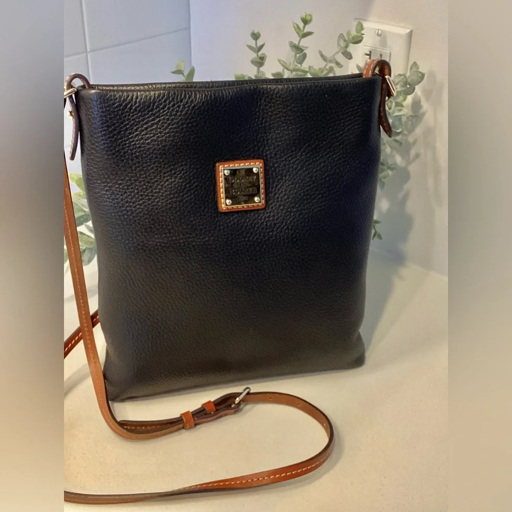 Dooney & Bourke Black Leather Crossbody Bag w Adjustable Strap - Picture 1 of 12